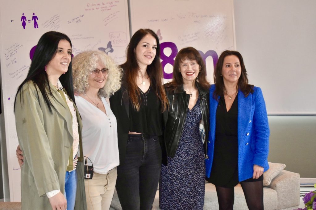 Cristina Maruri con algunas de las participantes en las Jornadas de la Mujer (Noja, Cantabria)