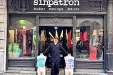 Cristina Maruri junto con el modisto Alberto Etxebarrieta (Sinpatron) promueven la creación de unas «tote bags» de diseño cuyos beneficios se destinan a la Fundación Manolita Chen