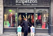 Cristina Maruri junto con el modisto Alberto Etxebarrieta (Sinpatron) promueven la creación de unas «tote bags» de diseño cuyos beneficios se destinan a la Fundación Manolita Chen